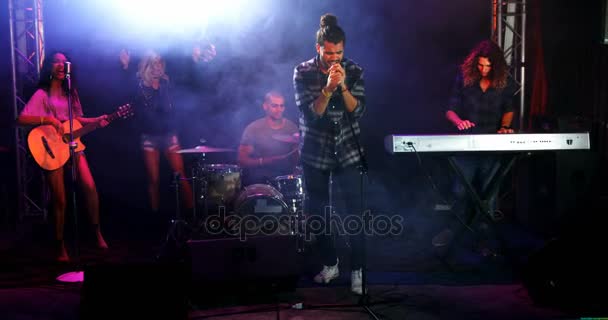 Cantante actuando en el escenario en un concierto — Vídeos de Stock