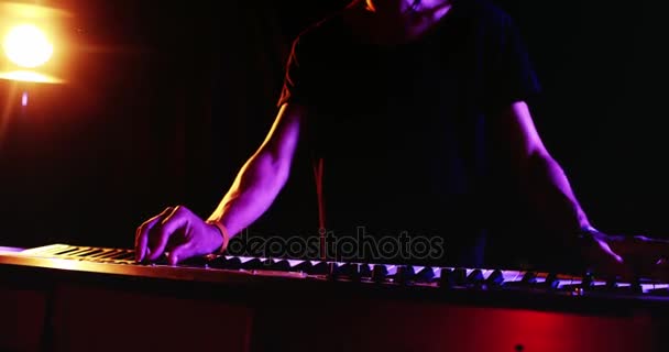 Hombre jugando teclado electrónico — Vídeo de stock