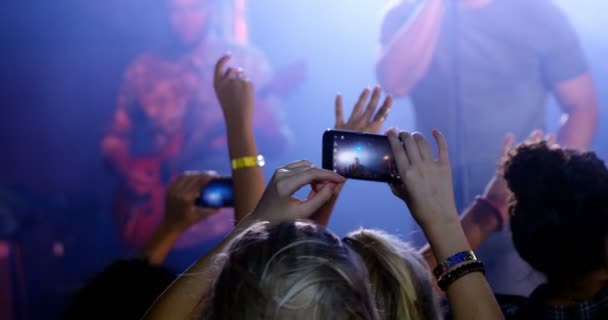 Audiencia grabación de vídeo de la banda musical en el teléfono móvil — Vídeo de stock