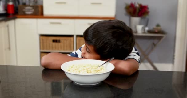 Pojken äter frukost i köket — Stockvideo