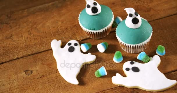 Halloween cupcakes en peperkoek cookies — Stockvideo
