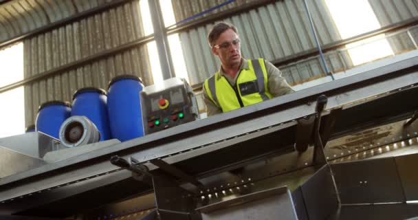 Arbetare som inspekterar oliv i maskinen i fabriken — Stockvideo