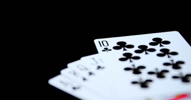 Jouer à des cartes disposées sur une table de poker — Video