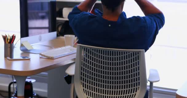 Executivo masculino relaxante em sua mesa — Vídeo de Stock