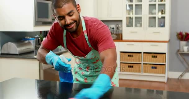 Homem limpando a bancada da cozinha — Vídeo de Stock