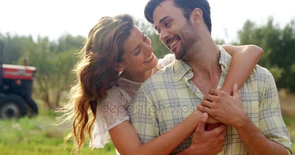 ロマンチックなカップルのオリーブ農園で抱き合って — ストック動画