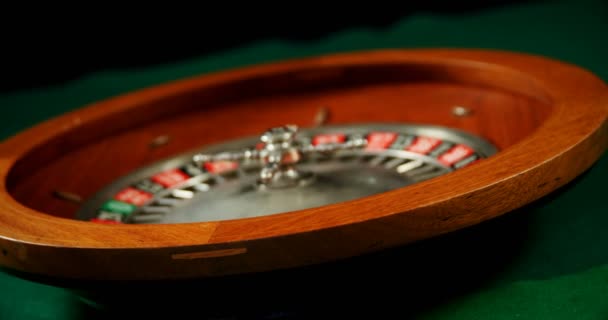 Närbild av snurrar rouletthjulet pokerbordet — Stockvideo