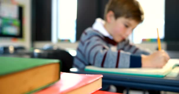 Junge macht Hausaufgaben im Klassenzimmer — Stockvideo