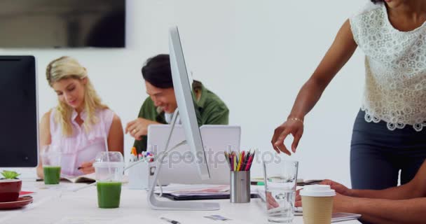 Leidinggevenden bespreken over desktop pc bij Bureau — Stockvideo