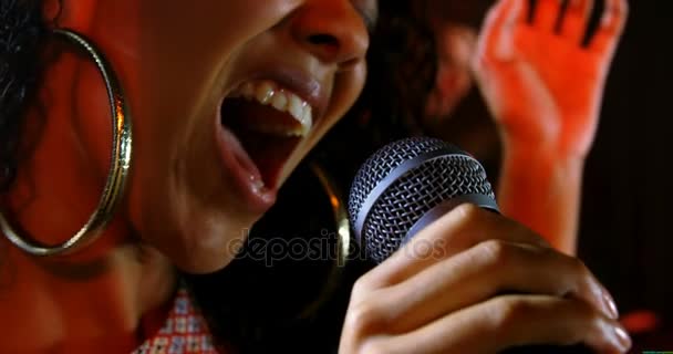 Bir konserinde sahnede performans şarkıcı — Stok video