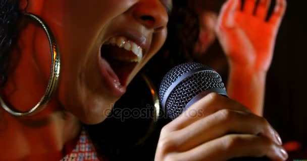 Cantante actuando en el escenario en un concierto — Vídeos de Stock