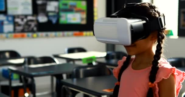 Μαθητρια, χρησιμοποιώντας το σετ κεφαλής εικονικής πραγματικότητας στην τάξη — Αρχείο Βίντεο