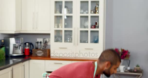 Man strijken kleding in keuken — Stockvideo