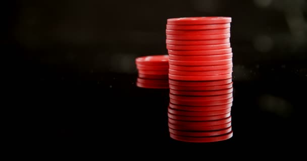 Giocare a carte e fiches del casinò sul tavolo da poker — Video Stock