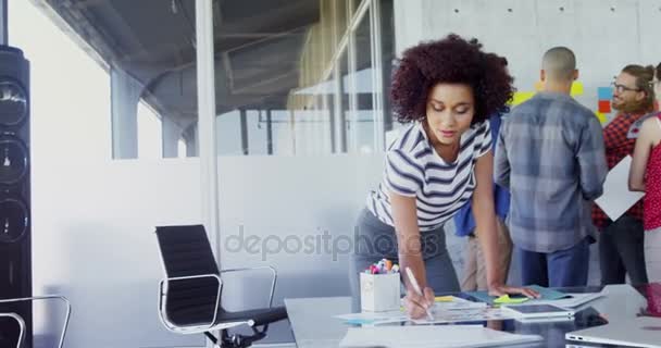 Mulher trabalhando à mesa com seus colegas — Vídeo de Stock