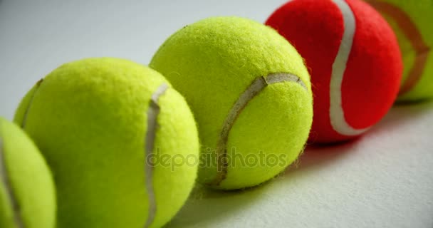 Tennisballen gerangschikt in rij — Stockvideo