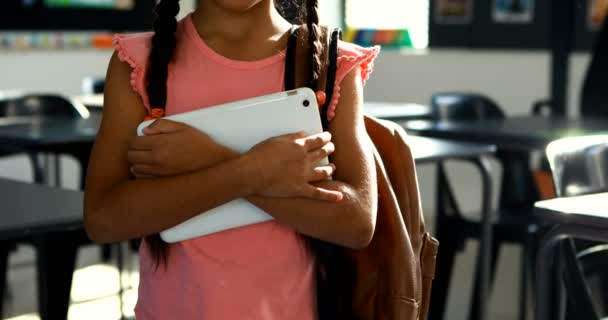 Školačka drží digitální tabletu v učebně — Stock video