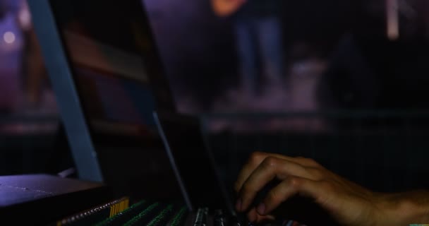 Dj hombre usando la consola del mezclador de sonido en un concierto — Vídeos de Stock