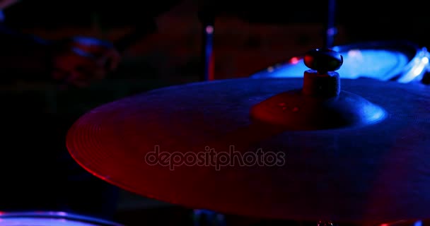 Барабанщик грає на барабанній установці 4k — стокове відео