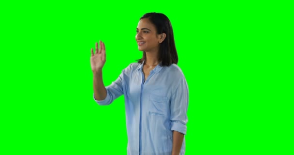 Lächelnde Frau berührt digitalen Bildschirm — Stockvideo