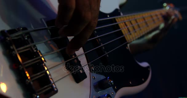 Гитарист играет на сцене на гитаре — стоковое видео