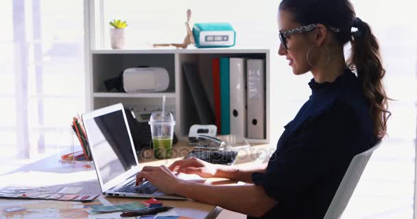 Женщина-руководитель работает за своим столом в офисе — стоковое видео