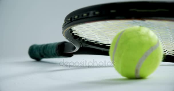 Raquete na bola de tênis — Vídeo de Stock