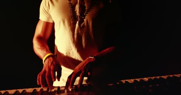 Man playing electronic keyboard — Stock Video