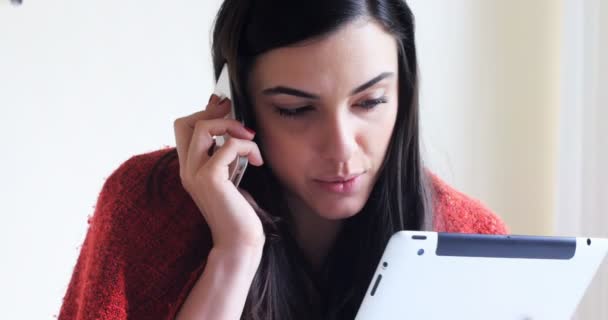 Mulher usando tablet digital — Vídeo de Stock