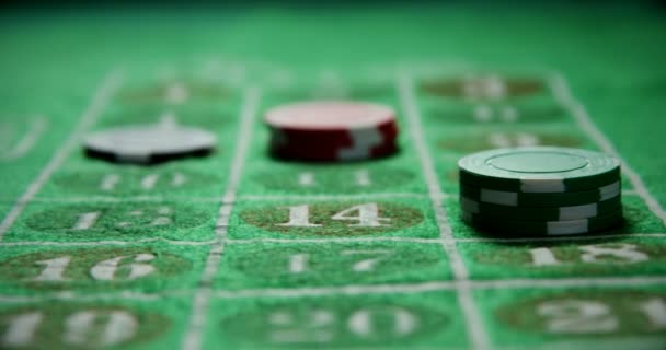 Casino chips op roulette op de pokertafel — Stockvideo