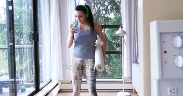 Fit mujer bailando mientras escucha música — Vídeo de stock