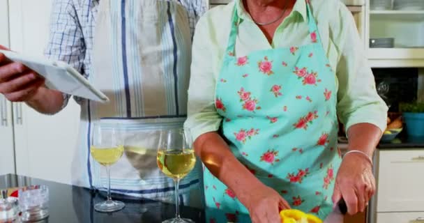Oudere paar met behulp van digitale tablet in de keuken — Stockvideo