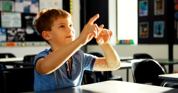 Schüler gibt vor, einen unsichtbaren Bildschirm im Klassenzimmer zu berühren — Stockvideo