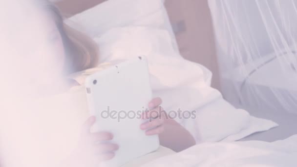 少女使用数字平板电脑 — 图库视频影像