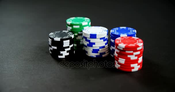 Pares de dados e fichas de casino na mesa de poker — Vídeo de Stock
