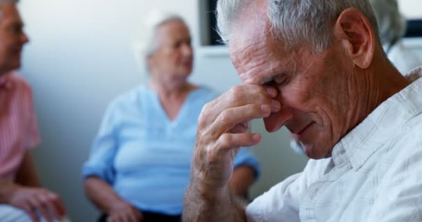 Médico y personas mayores interactuando entre sí — Vídeos de Stock