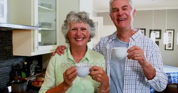 Felice coppia anziana che prende il caffè in cucina — Video Stock