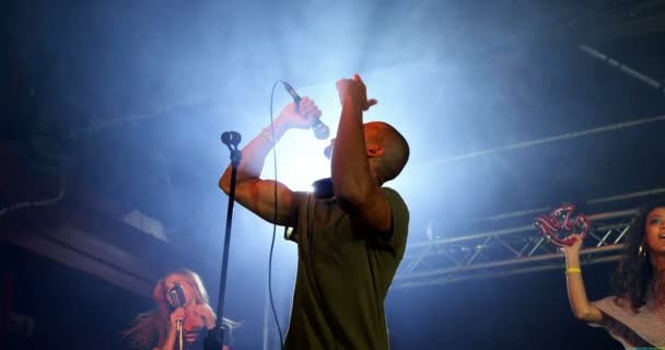 Cantores se apresentando no palco em um concerto — Vídeo de Stock