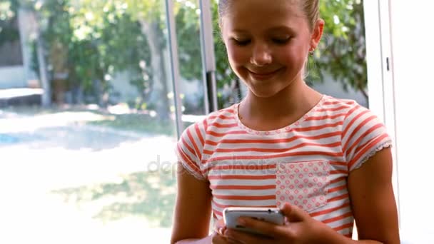 Chica feliz usando el teléfono móvil — Vídeos de Stock