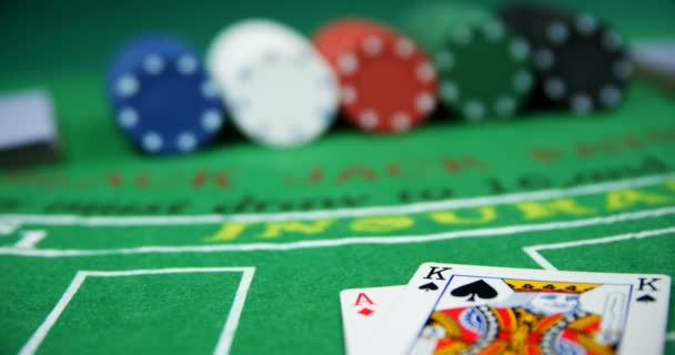 Poker masasında kağıt, baharat ve kumarhane fişleri oynuyorum. — Stok video