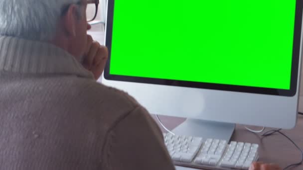 Executivo masculino trabalhando no desktop pc — Vídeo de Stock
