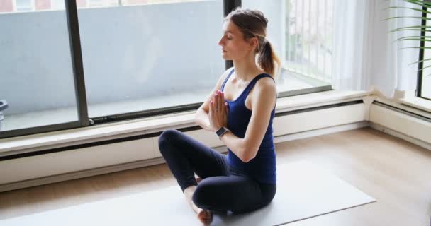 Mujer realizando yoga en casa — Vídeo de stock