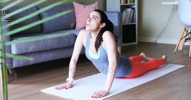 Hermosa mujer realizando yoga — Vídeos de Stock