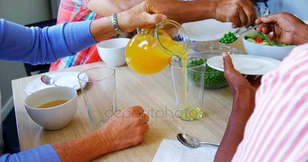 Amis seniors prenant le petit déjeuner sur la table à manger — Video