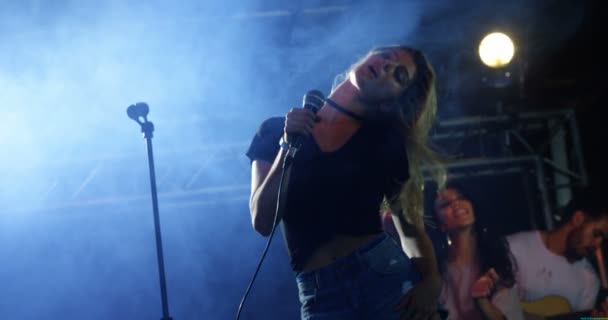 Певица выступает на сцене на концерте — стоковое видео
