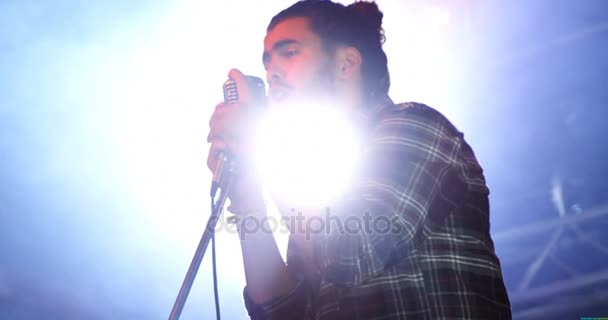 Cantor se apresentando no palco em um concerto — Vídeo de Stock