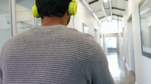 Ejecutivo masculino escuchando música mientras pedalea — Vídeos de Stock