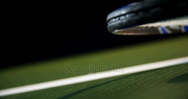 裁判所のテニス ラケットとテニス ボール — ストック動画
