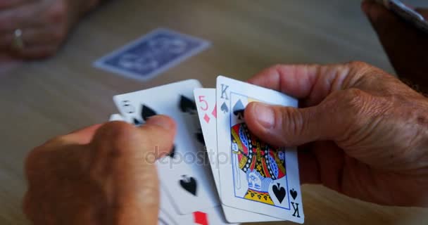Senioren spielen Karten im Altenheim — Stockvideo