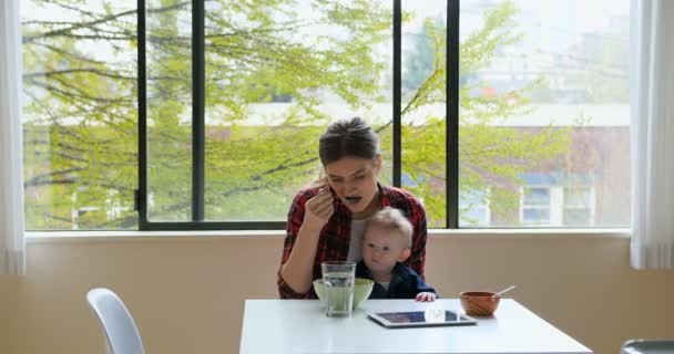 Mãe alimentando café da manhã para seu bebê — Vídeo de Stock